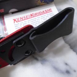 Couteau de Cou Kensei Kiridashi Lame Acier 3Cr13 Manche Black/Red G10 Etui Kydex KE010