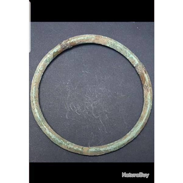 Age du Bronze : Grand bracelet � section logansique