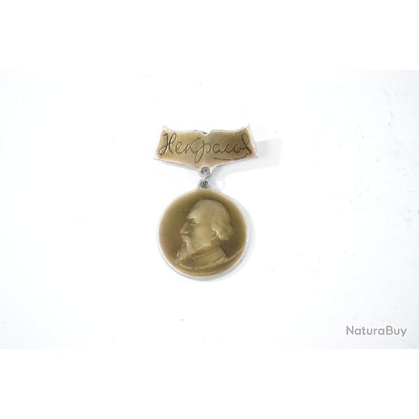 Broche badge Russe N. Nekrasov Ecrivain Russe Personnalit� Litt�rature 1821 1971 USSR URSS