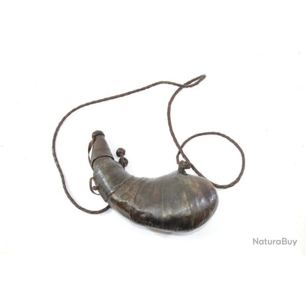 Grande poire � poudre en corne gain�e de cuir, art Africain, S�noufo ? Afrique poudre noire