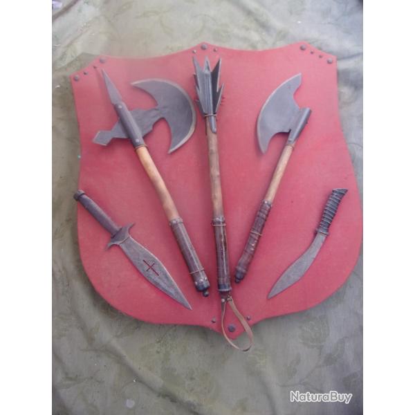 tableau de reproductions d'armes anciennes