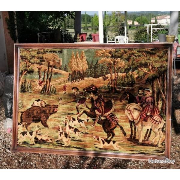 Tapisserie en velours figurant une sc�ne de Chasse � courre  au sanglier sur cadre bois 116 x 165 cm