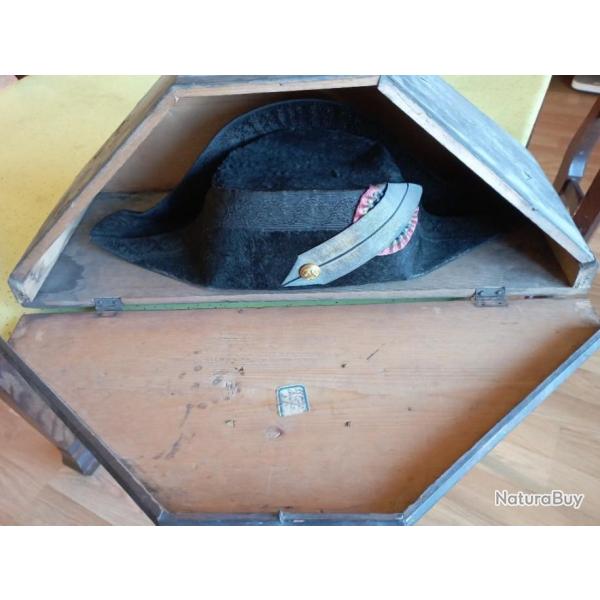 Bicorne d officier de marine Fran�aise troisi�me r�publique avec sa bo�te de transport.
