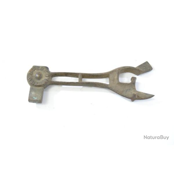 Outil ancien multifonction MATHIEU brevet� SGDG, ouvre boite, marteau, d�capsuleur...