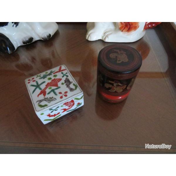 Lot de deux petites boite vintage, l'une en c�ramique peinte, l'autre en bois peint (XX�)