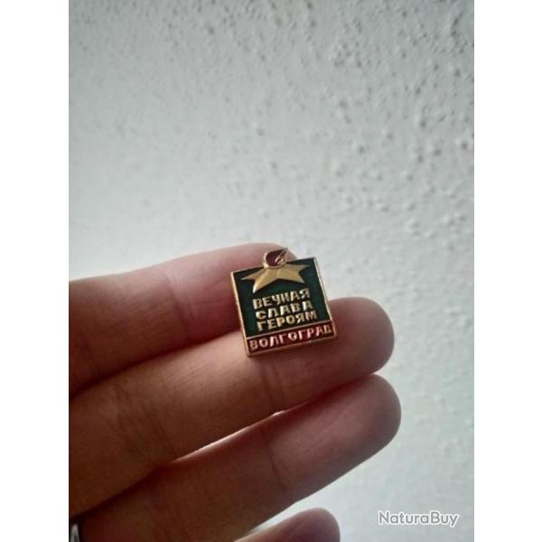PIN'S �PINGLETTE "GLOIRE �TERNELLE AUX H�ROS VOLGOGRAD"FABRIQU� EN URSS