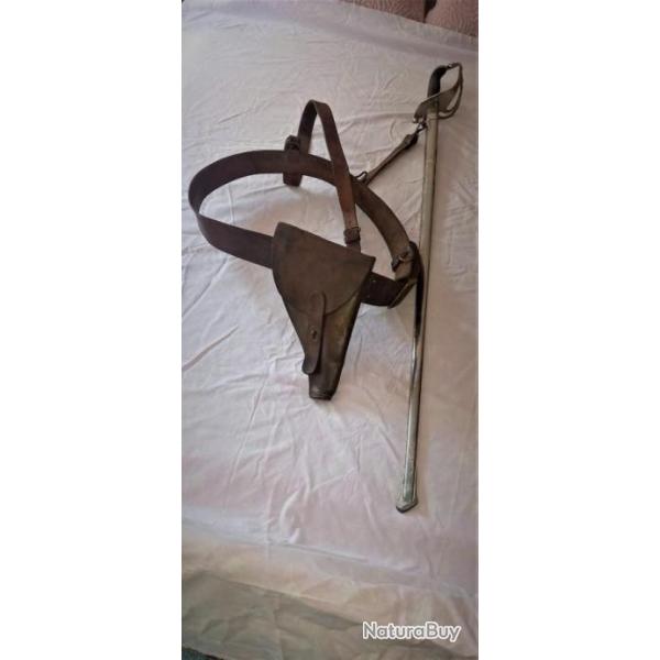 Lot d'un ceinturon avec baudrier et un holster type jambon derni�re modification et une �p�e sabre a