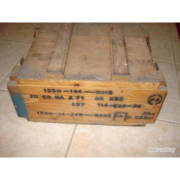 Ancienne boite en bois de grenades F1 ann�es 70