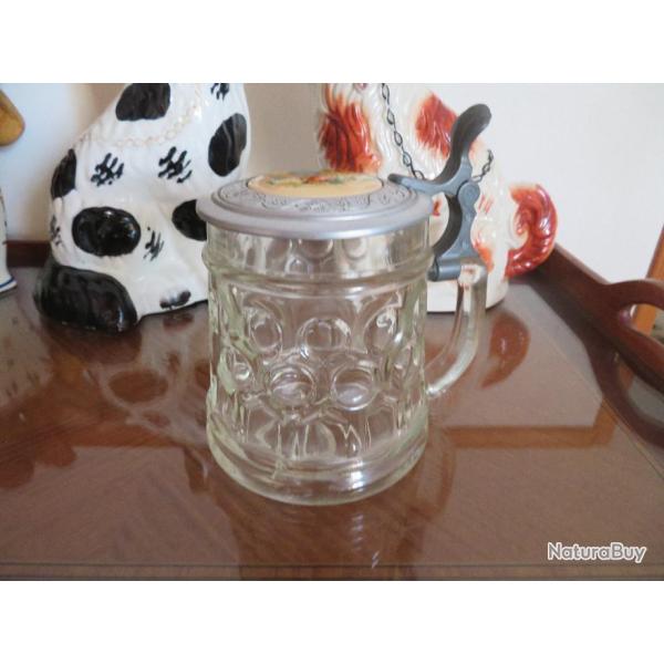 Chope � bi�re ancienne en verre, couvercle en �tain avec d�cor en porcelaine (Milieu XX�)
