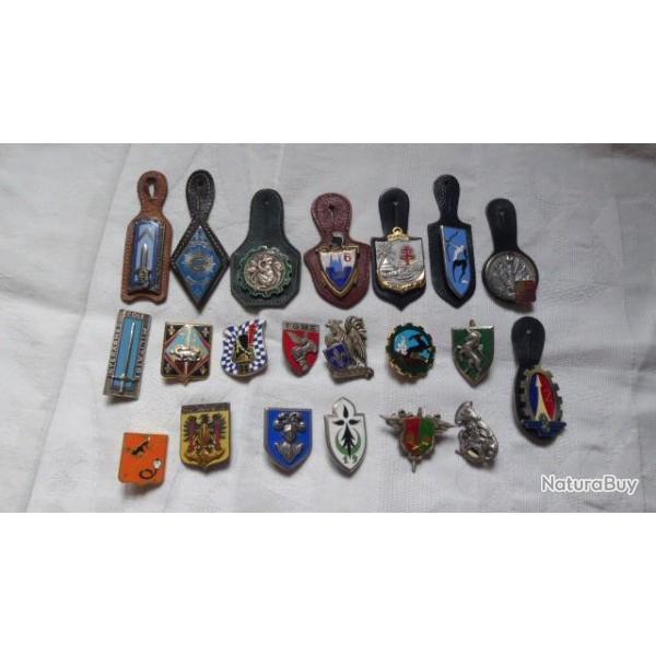 LOT 21 INSIGNES MILITAIRES TOUS DIFFERENTS