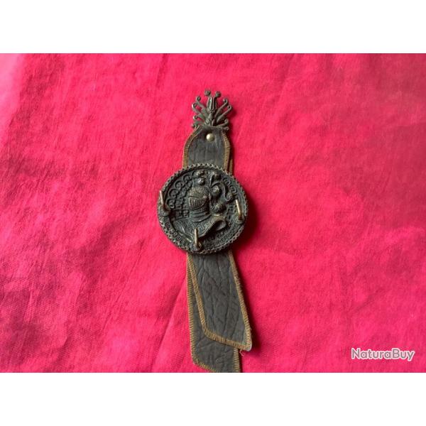 Ancien support, porte cl�s, Medaille chevalier, pas de prix de r�serve.
