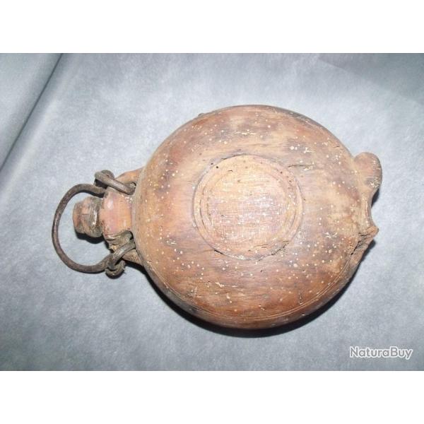 tr�s ancienne gourde en bois d'orme, sans bouchon, peut �tre XVIII�me.