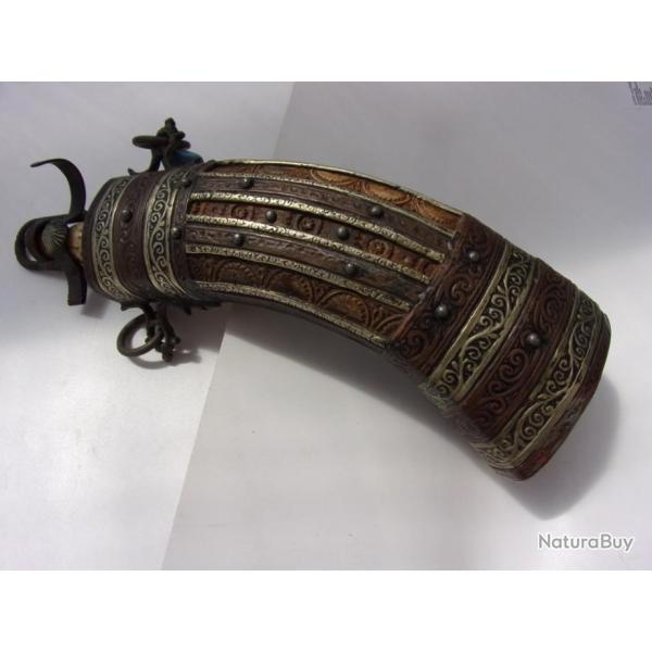 Tr�s belle et imposante poire � poudre en corne cercl�e de cuivre et d'argent.