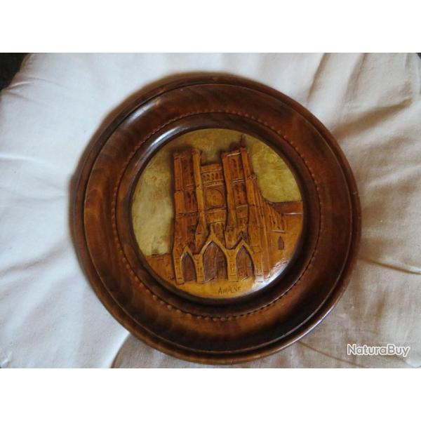 VINTAGE - Tableau en bois sculpt� dans un cadre rond repr�sentant la cath�drale d'Amiens (XX�)