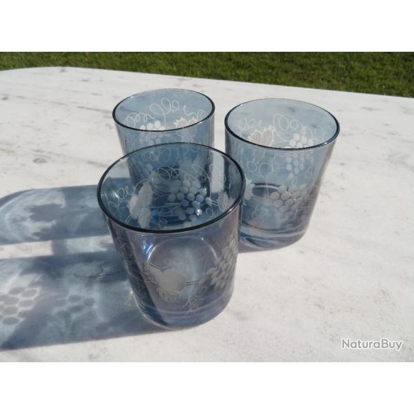 VINTAGE - Lot de 3 verres grav� a motif de feuille de vigne et grappe de raisin en relief (XX�)