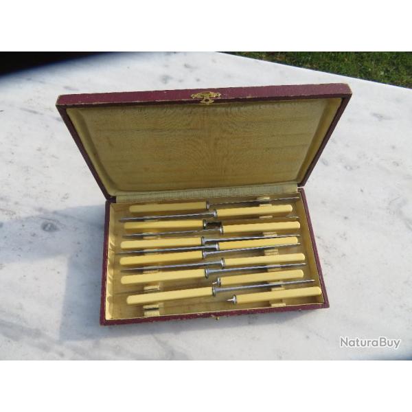 VINTAGE - Coffret de 12 couteaux � lame inox et manche en bak�lite - CHATELLERAULT FRANCE (XX�)