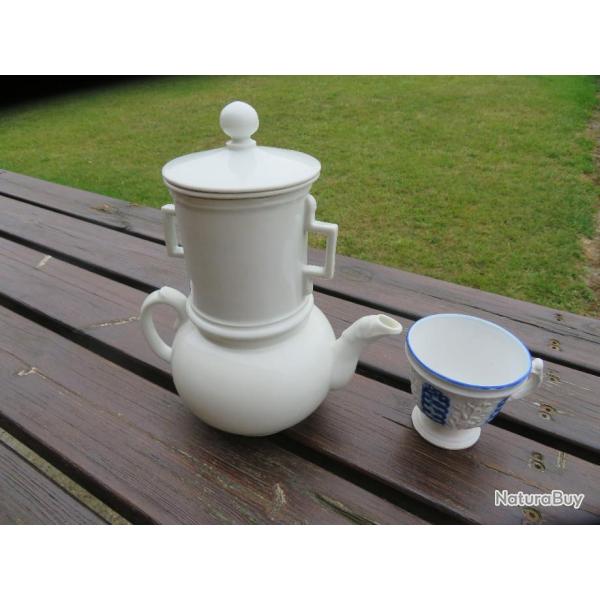 Vintage - Ancienne cafeti�re en fa�ence avec tasse - BAYEUX - FRANCE (Vers 1970)