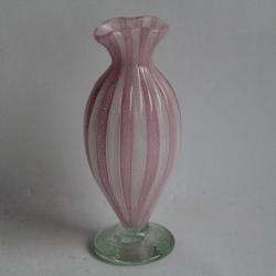 MURANO Vase latticino verre souffl&eacute;e filigrane blanc et rose