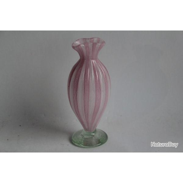 MURANO Vase latticino verre souffl�e filigrane blanc et rose