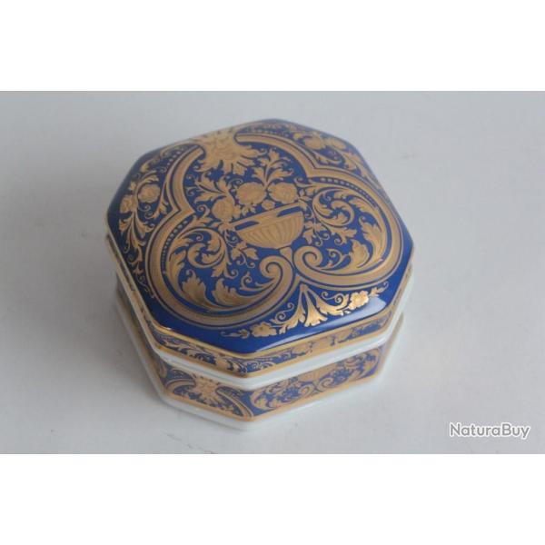 PATEK PHILIPPE Bonbonni�re porcelaine Montre bleu or 2000