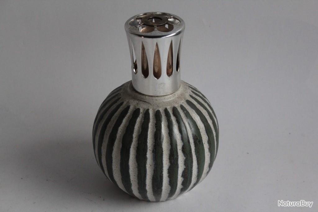 Lampe Berger de forme ovale, en céramique verte à décor doré - Lot 132