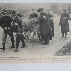 CPA France Un aumônier accompagnant un blessé