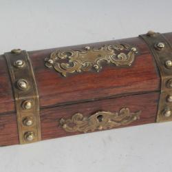 Ancien petit coffret bois et laiton