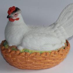 Terrine trompe l'oeil Poule couveuse porcelaine biscuit