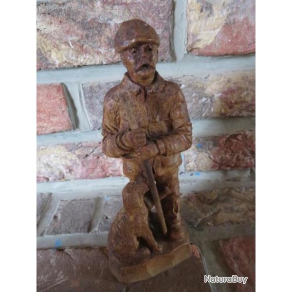VINTAGE - Figurine de berger et son chien en bois sculpt� � la main - art populaire (ann�es 1970)