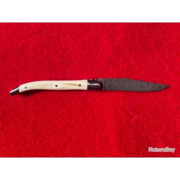 Couteau LAGUIOLE par la coutellerie LE SABOT : lame DAMAS, manche D�FENSE IVOIRE DE PHACOCH�RE.
