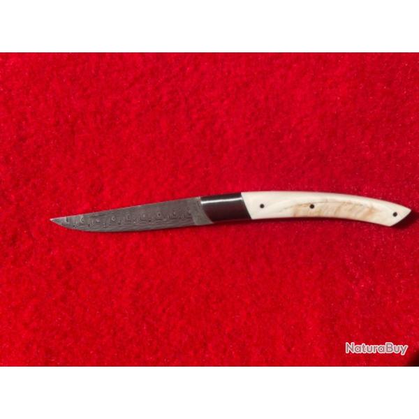 Couteau LE THIERS par la coutellerie le SABOT : lame DAMAS, manche D�FENSE IVOIRE DE PHACOCH�RE.