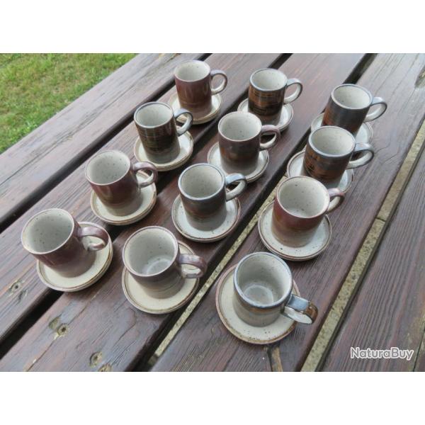VINTAGE - Service complet   caf de 12 tasses & sous-tasses en grs maill - (annes 60-70 )