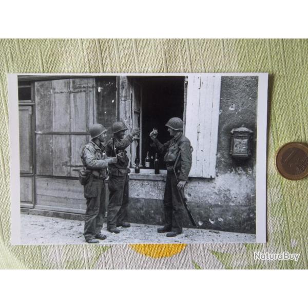 photo (retirage) Sainte-M�re-Eglise - Paras de la 82� Airborne trinquant