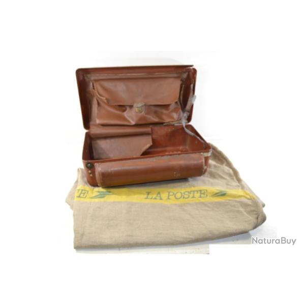 Caisse de facteur PTT en cuir + sac � courrier, ann�es 1980. Cuir.