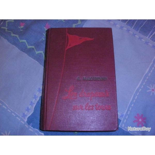 Les drapeaux sur les tours de A, MAKARENKO