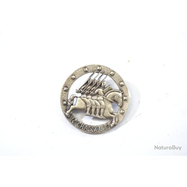 Insigne 12e R�giment de Chasseurs, 12 RC rond, sans cor, dos guilloch� DRAGO, �pingle bolero. 1912