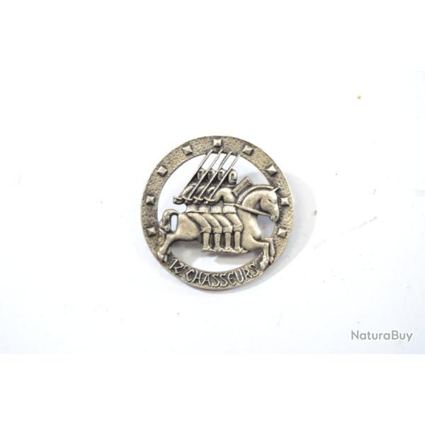 Insigne 12e R�giment de Chasseurs, 12 RC rond, sans cor, dos guilloch� DRAGO, �pingle bolero. 1912 S