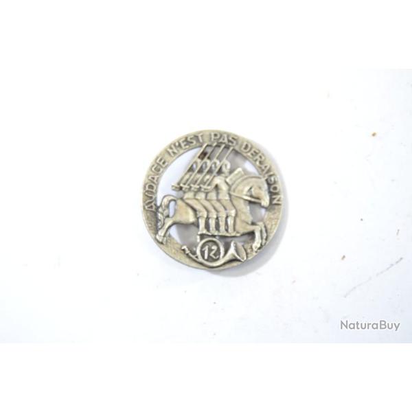 Insigne 12e R�giment de Chasseurs, 12 RC rond, avec cor, dos guilloch� DRAGO, �pingle bolero. 1912