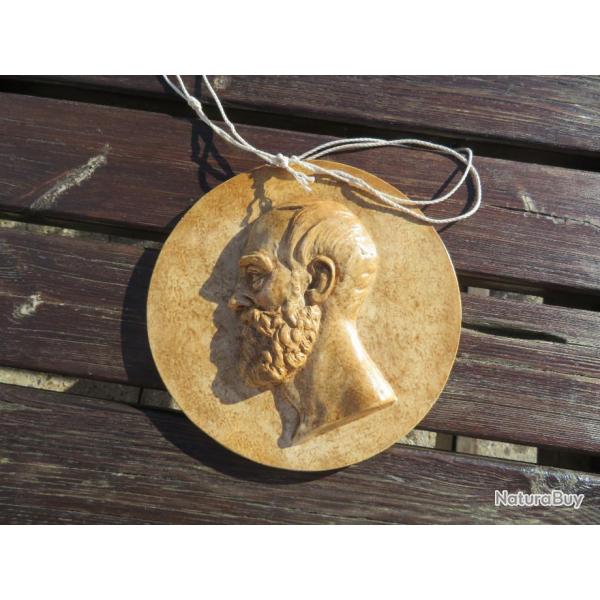 VINTAGE - MEDAILLON en pl�tre peint repr�sentant un profil d'homme sculpt� (XX�)