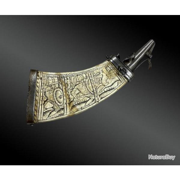 Poire � Poudre Grav�e D'une Sc�ne De Chasse Au Griffon. XVII�me