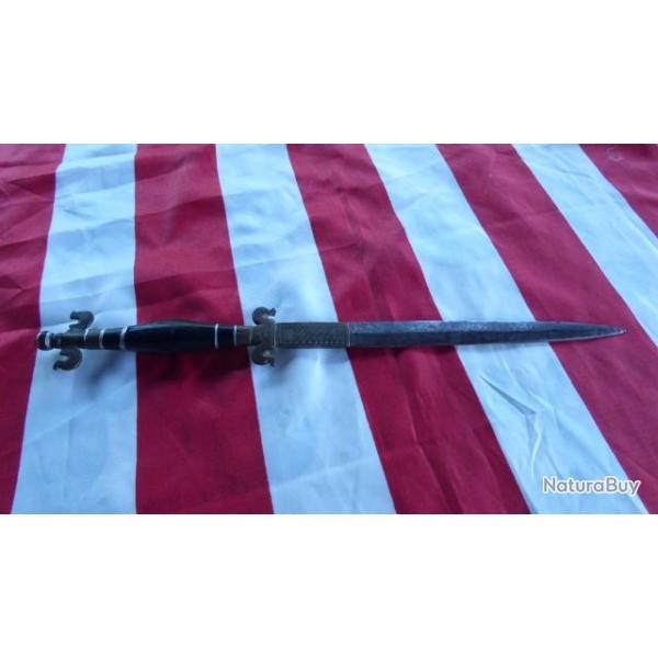 STYLET OU DAGUE ORIENTALE? GRAVURES LAME PATINEE