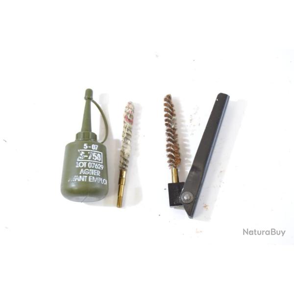 Ensemble Famas, huilier + brosse de nettoyage. Arm�e Fran�aise. (B)