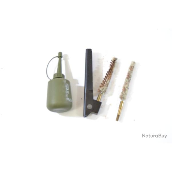 Ensemble Famas, huilier + brosse de nettoyage. Arm�e Fran�aise. (D)