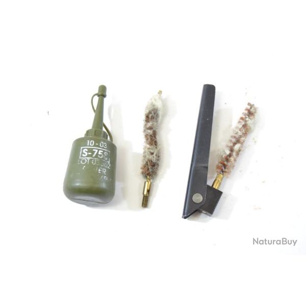Ensemble Famas, huilier + brosse de nettoyage. Arme Franaise. (H)