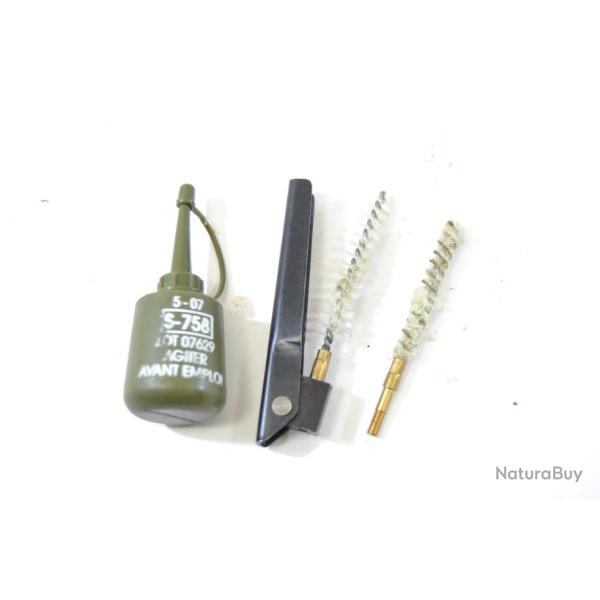 Ensemble Famas, huilier + brosse de nettoyage. Arme Franaise. (N)