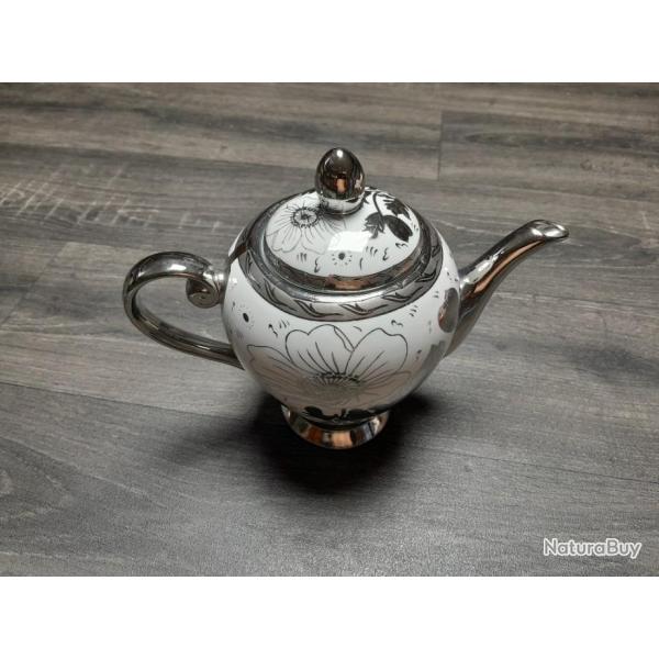 Th�i�re en porcelaine