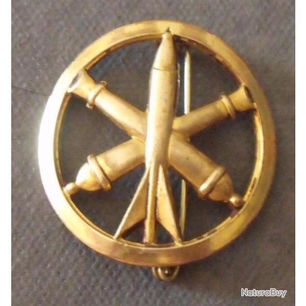 insigne beret d'artillerie fran�aise avec �pingle, bout �pingle cass� mais reste fonctionnelle