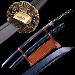 Katanas japonais en acier pli&eacute; bleu tremp&eacute; &agrave; l'agile. Tsuba motif chrysanth&egrave;me en laiton