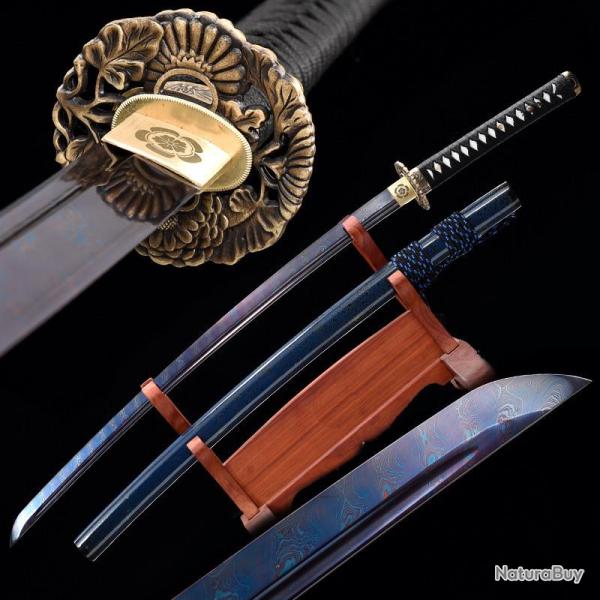 Katanas japonais en acier pli� bleu tremp� � l'agile. Tsuba motif chrysanth�me en laiton