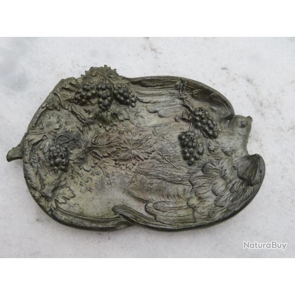 VINTAGE - Petit vide poche en �tain a d�cor de feuille de vigne et grappe de raisin & Colombe (XX�)